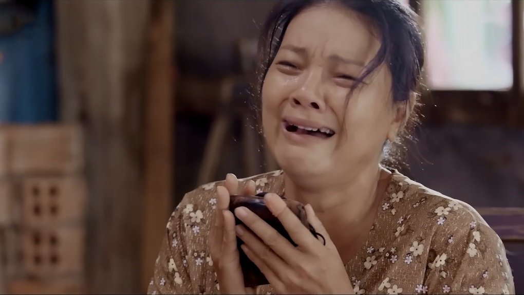 Kieu Trinh `cried her eyes out` when playing the role of an austere mother 2