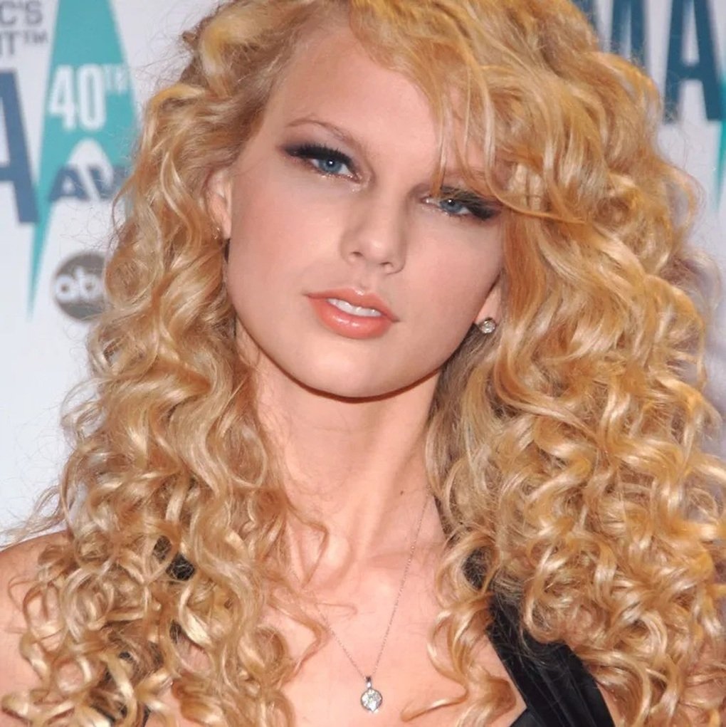 Taylor Swift `balances` every hairstyle from light bleaching, curling to straightening 1