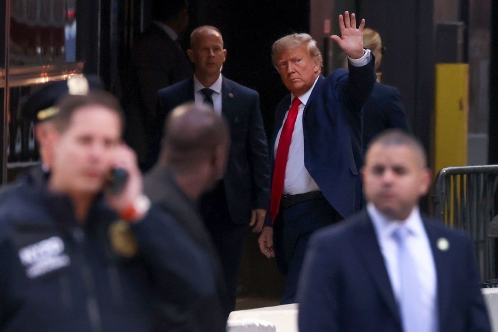 Mr. Trump arrived in New York on the eve of the historic trial 0